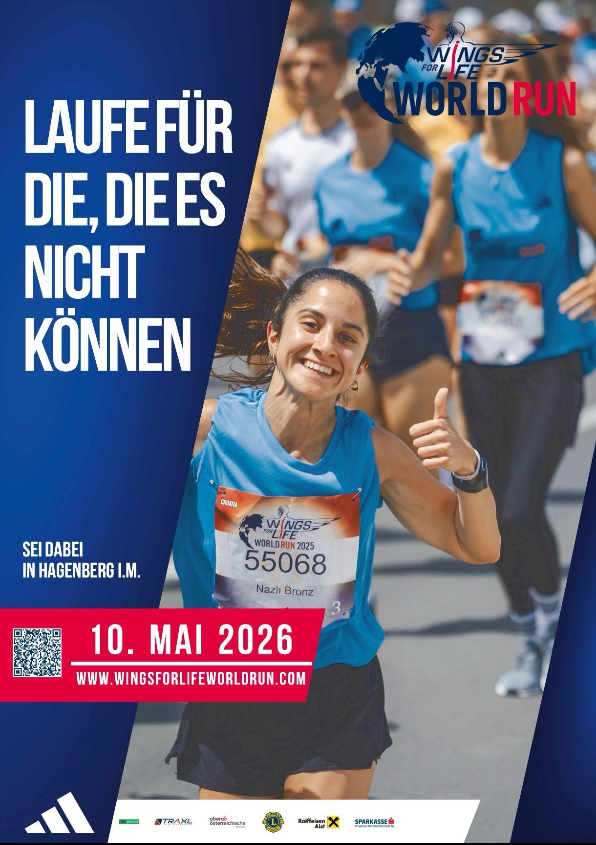 Plakat für ein Laufevent, Wings for Life World Run, mit einer Läuferin in Blau mit der Nummer 55068. Das Datum ist der 10. Mai 2026.