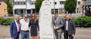 Bild enthält, People, Person, Shorts, City, Adult, Male, Man, Coat, Female, Woman