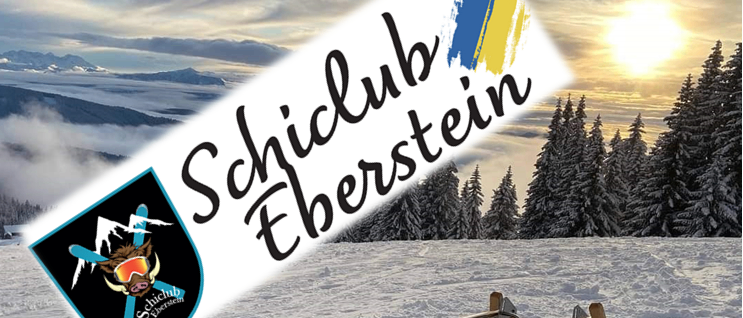 Ein Schneeschlitten mit rotem Sitz auf einem verschneiten Feld. Dahinter befindet sich ein Logo mit der Aufschrift 'Schiclub Eberstein'. Die Sonne geht hinter den Bäumen unter.