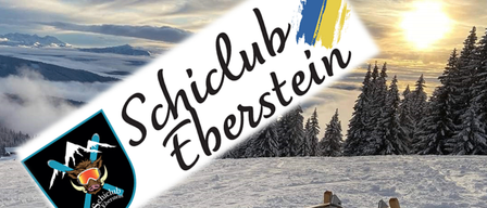 Ein Schlitten auf einem schneebedeckten Feld mit Kiefern und Bergen im Hintergrund. Der Schlitten hat einen roten Sitz und das Wort "Schiclub Eberstein" oben links.