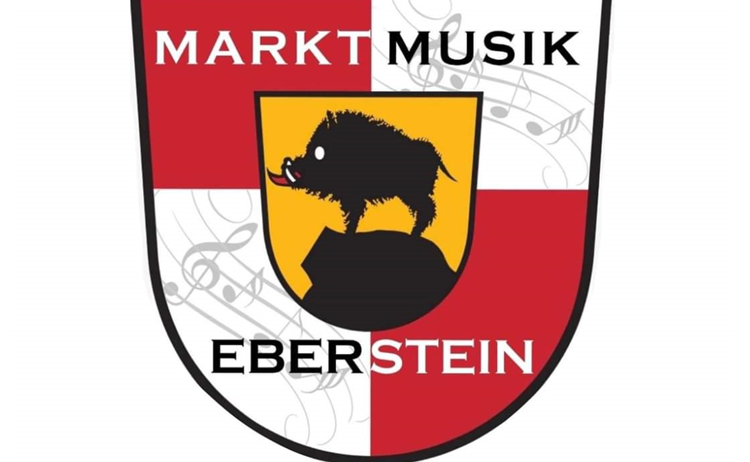 Das Emblem zeigt 'MARKT MUSIK' in großen Buchstaben über einem stilisierten Wildschwein. Das Wildschwein steht auf einem gelben Schild mit musikalischen Noten und 'EBERSTEIN' darunter. Das Emblem ist von einem roten und weißen Schild umschlossen.