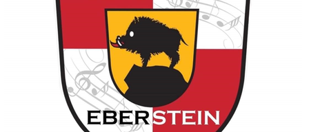 Das Logo zeigt einen stilisierten schwarzen Eber auf einem gelben Schild, umgeben von musikalischen Noten. Der Text 'MARKT MUSIK' steht in fetter weißer Schrift über dem Schild und 'EBERSTEIN' in fetter weißer Schrift darunter. Der Schild ist schwarz umrandet.