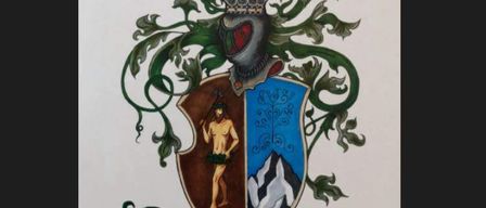 Ein illustriertes Wappen mit dem Namen Gasthaus Kantz unten. Es zeigt einen Mann, der einen Hammer über einem Schild hält, mit einem Berg auf dem Schild. Grüne Blätter und Reben umgeben den Schild.