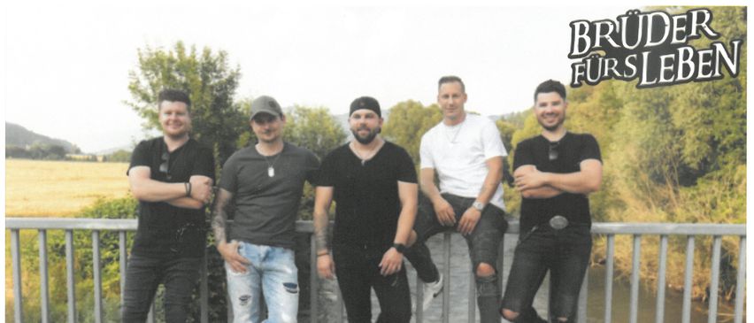 Bild enthält, Advertisement, Poster, Pants, Jeans, Adult, Male, Man, Person, People, Shoe