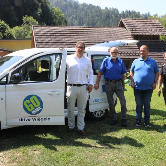 Bild enthält, Adult, Male, Man, Person, Car, Jeans, Wheel, Shoe, Shorts, Van