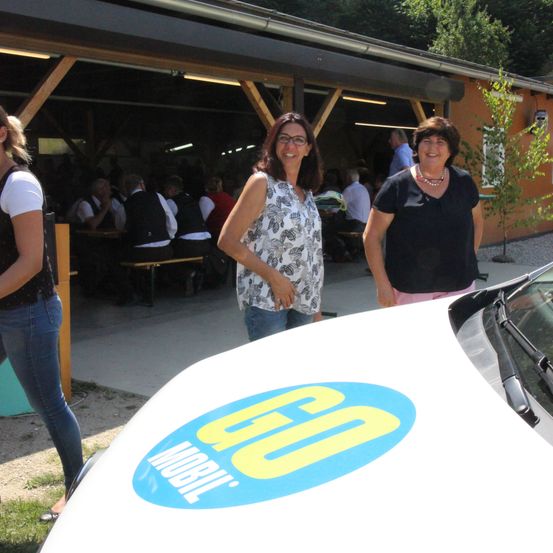 Bild enthält, Female, Girl, Person, Teen, Adult, Woman, Jeans, Car, Male, Man