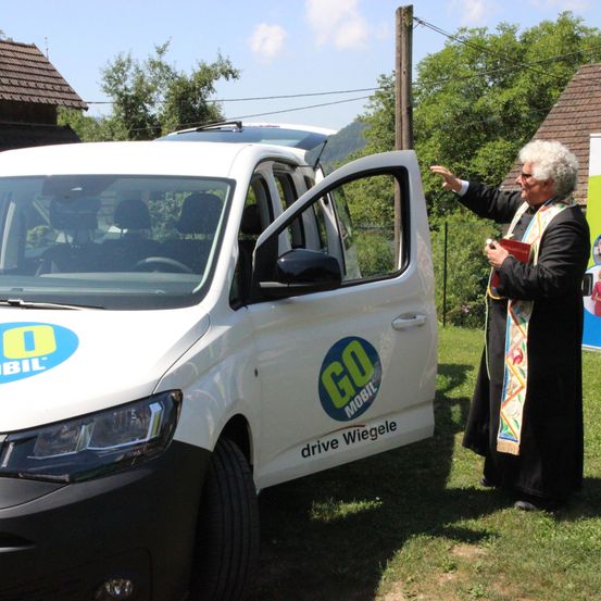 Bild enthält, Car, Transportation, Vehicle, Person, License Plate, Machine, Wheel