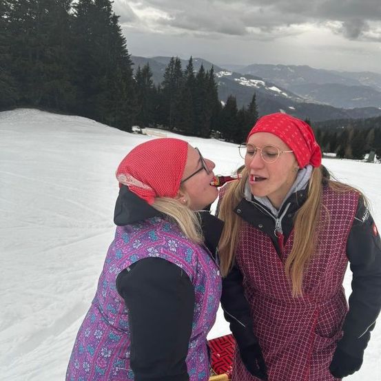 Bild enthält, Coat, Jacket, Person, Photography, Portrait, Cap, Tree, Adult, Female, Woman