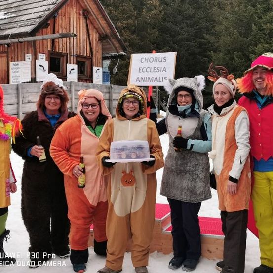 Bild enthält, Shelter, Coat, Costume, Person, Photography, Portrait, People, Jacket, Adult, Woman