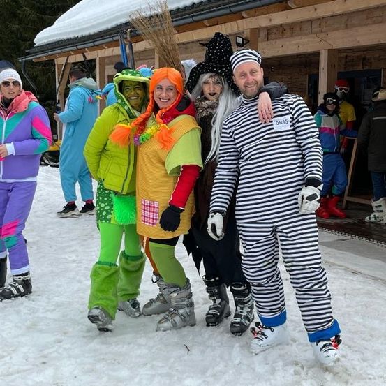 Bild enthält, Outdoors, Shelter, Person, Portrait, Glove, Adult, Female, Woman, Nature, People