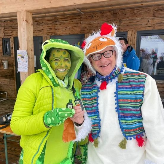 Bild enthält, Costume, Person, Portrait, Shelter, Adult, Female, Woman, Glove, Coat, Interior Design
