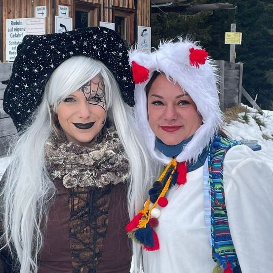 Bild enthält, Adult, Female, Person, Woman, Hair, Clothing, Scarf, Face, Head, Bride