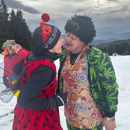 Bild enthält, Person, Photography, Portrait, Coat, Jacket, Adult, Female, Woman, Glasses, Vegetation