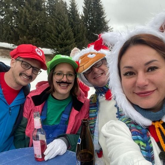 Bild enthält, Person, Photography, Portrait, Coat, Hat, Cap, Jacket, Beer, Tree, Woman