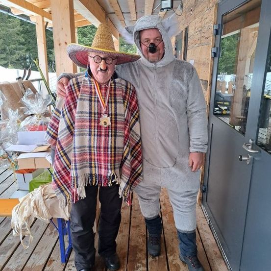 Bild enthält, Shelter, Photography, Portrait, Porch, Pants, Wood, Hat, Deck, Potted Plant, Glasses