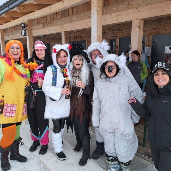 Bild enthält, Shelter, People, Person, Adult, Female, Woman, Costume, Coat, Jacket, Man