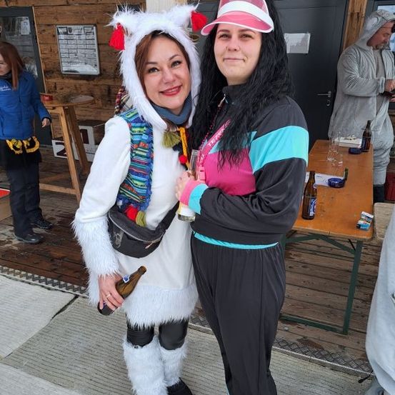 Bild enthält, Costume, Person, Face, Head, Photography, Portrait, Hat, Coat, Jacket, Pants