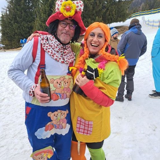 Bild enthält, Person, Photography, Portrait, Costume, Adult, Female, Woman, Coat, Shelter, Beer