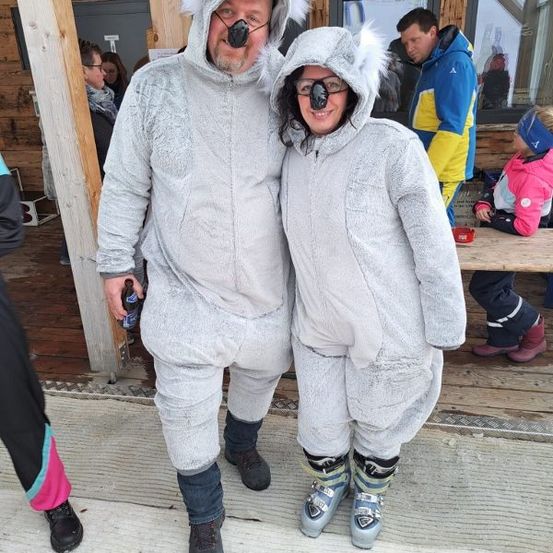 Bild enthält, Coat, Photography, Portrait, Jacket, Shoe, Costume, Sunglasses, Pants, Shelter, Hood