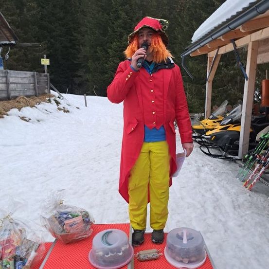 Bild enthält, Coat, Jacket, Person, Pants, Outdoors, Shelter, Photography, Nature, Face, Portrait