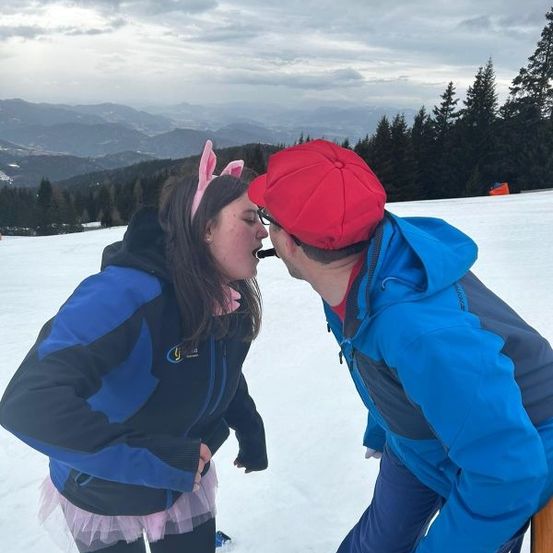 Bild enthält, Coat, Jacket, Person, Photography, Portrait, Cap, Hat, Nature, Outdoors, Peak