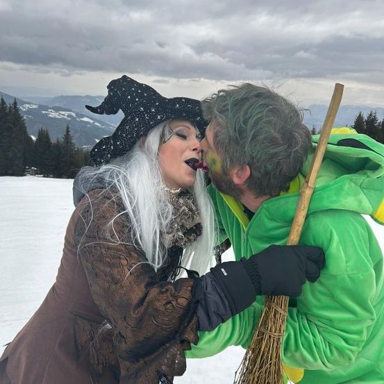 Bild enthält, Coat, Face, Person, Photography, Portrait, Jacket, Glove, Outdoors, Nature, Costume