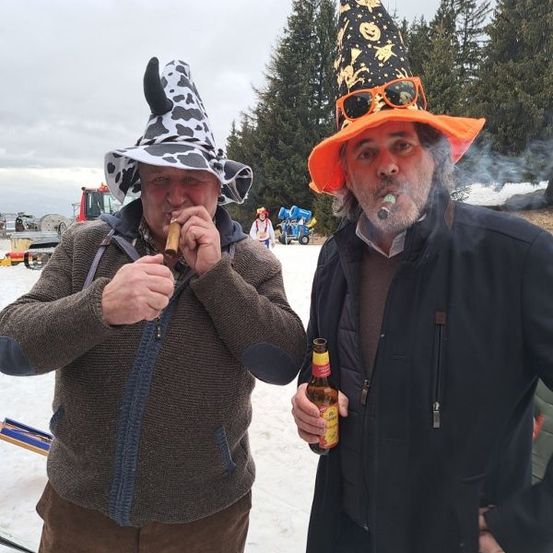 Bild enthält, Hat, Face, Head, Person, Photography, Portrait, Coat, Sunglasses, Jacket, Smoke