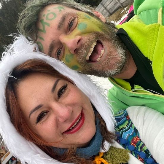 Bild enthält, Face, Head, Person, Photography, Portrait, Coat, Selfie, Costume, Jacket, Woman