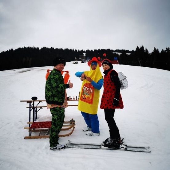 Bild enthält, Coat, Outdoors, Nature, Person, Portrait, Adult, Male, Man, Jacket, Shoe