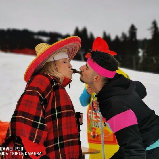 Bild enthält, Person, Photography, Portrait, Coat, Hat, Adult, Female, Woman, Cap, Jacket