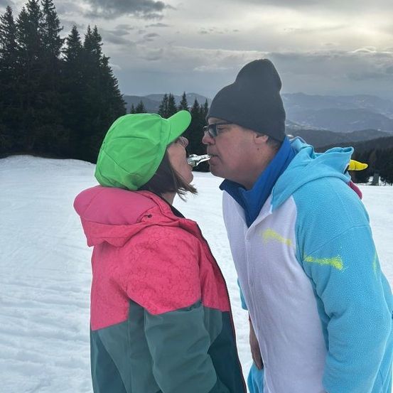 Bild enthält, Coat, Jacket, Cap, Hat, Photography, Portrait, Tree, Vegetation, Baseball Cap, Peak