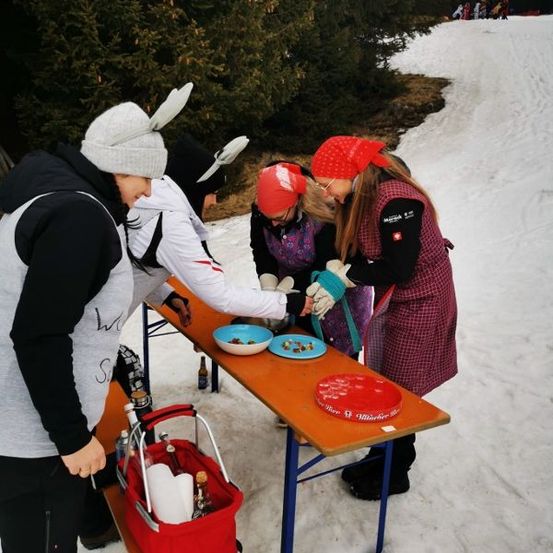 Bild enthält, Person, Photography, Portrait, Hat, Cap, Coat, Glove, Adult, Female, Woman