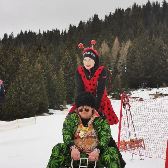 Bild enthält, Person, Photography, Portrait, Coat, Tree, Adult, Female, Woman, Vegetation, Jacket