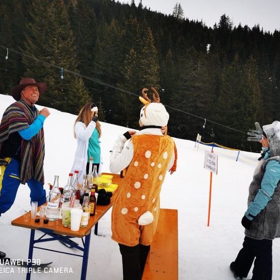 Bild enthält, Adult, Female, Person, Woman, Nature, Outdoors, Male, Man, Snow, Jacket