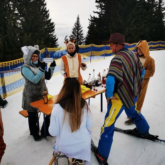 Bild enthält, Nature, Outdoors, Adult, Female, Person, Woman, Male, Man, Snow, People