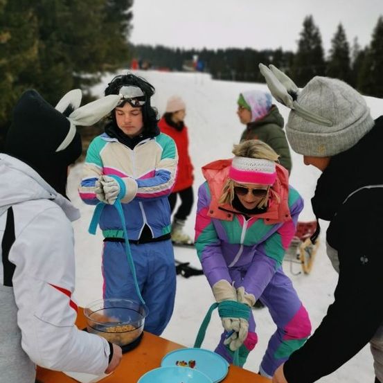 Bild enthält, Person, Portrait, Adult, Female, Woman, Hat, Glove, Coat, Child, Girl