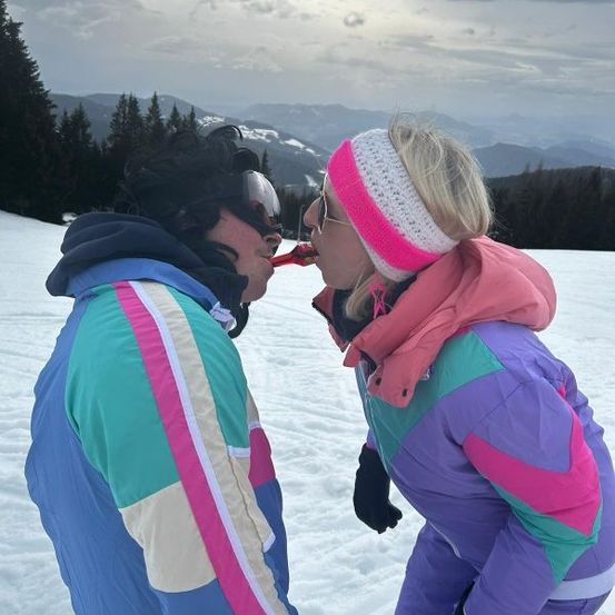 Bild enthält, Coat, Jacket, Person, Photography, Portrait, Glove, Glasses, Helmet, Sunglasses, Hat