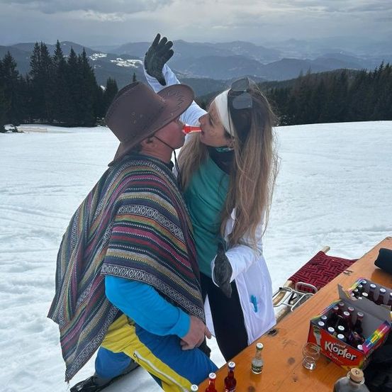 Bild enthält, Adult, Female, Person, Woman, Portrait, Outdoors, Hat, Nature, Peak, Cap