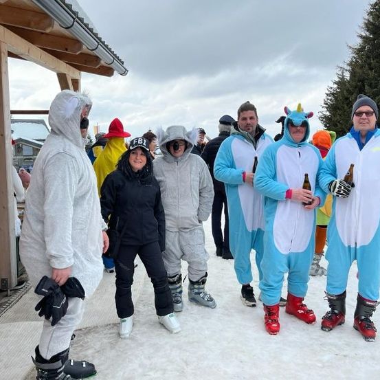 Bild enthält, Outdoors, Shelter, People, Person, Coat, Adult, Male, Man, Nature, Groupshot