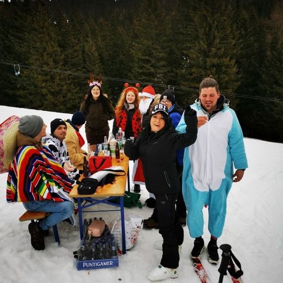 Bild enthält, Person, Photography, Portrait, Pants, Tree, Adult, Female, Woman, Coat, Vegetation