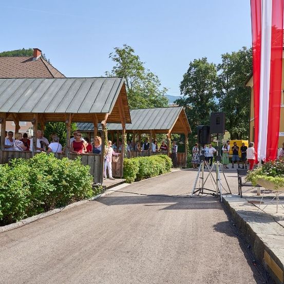 Bild enthält, Person, Walking, Neighborhood, City, Urban, Street, People, Outdoors, Suburb, Shelter