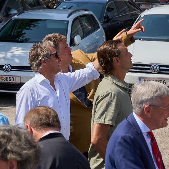 Bild enthält, Adult, Male, Man, Person, License Plate, Car, Sedan, Suit, People, Face