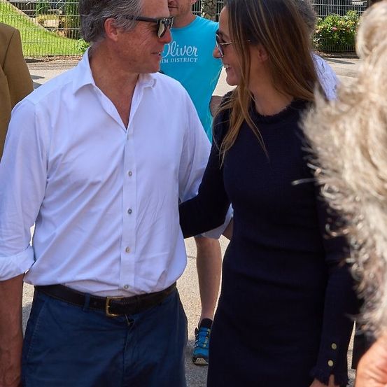 Bild enthält, Shirt, Pants, Person, Portrait, Adult, Female, Woman, Blouse, Street, Man