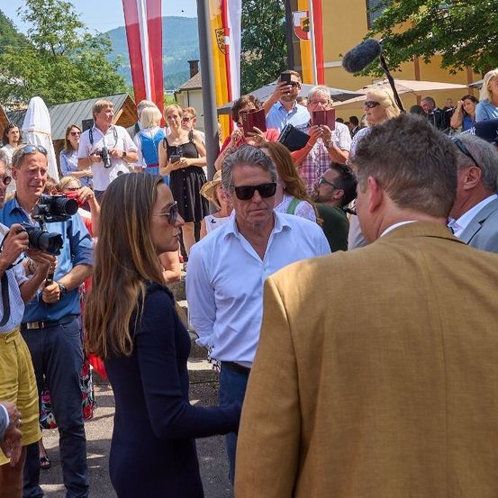 Bild enthält, Adult, Female, Person, Woman, People, Male, Man, Suit, Sunglasses, Shoe