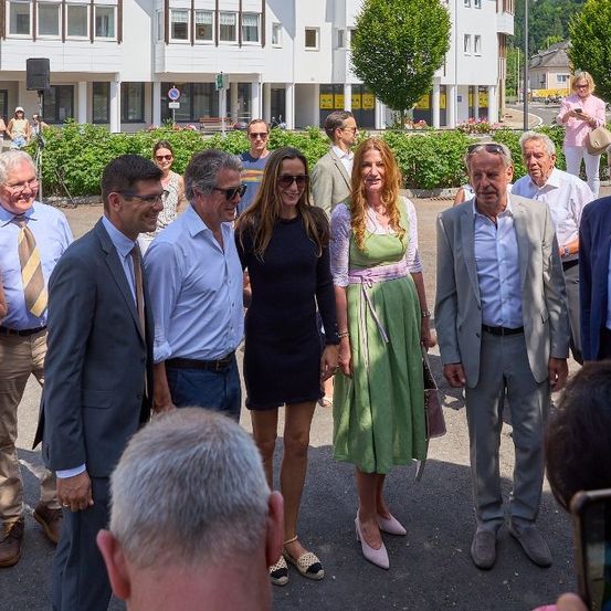 Bild enthält, People, Person, City, Street, Adult, Male, Man, Female, Woman, Suit