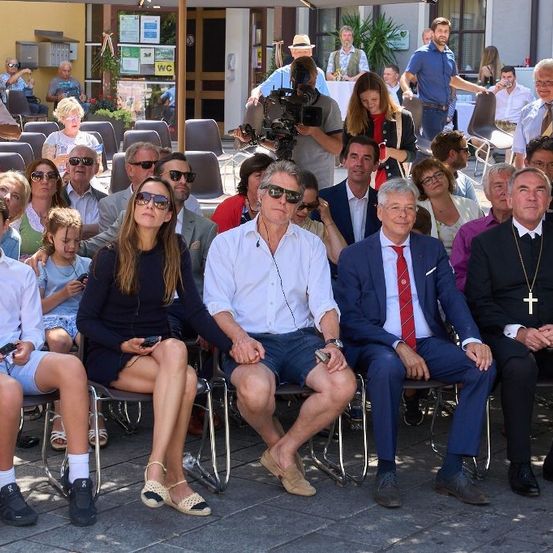 Bild enthält, People, Person, Adult, Male, Man, Boy, Teen, Female, Woman, Shoe