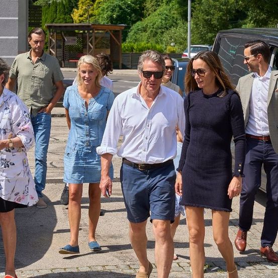 Bild enthält, People, Person, Shorts, Walking, Adult, Male, Man, Pants, Female, Woman