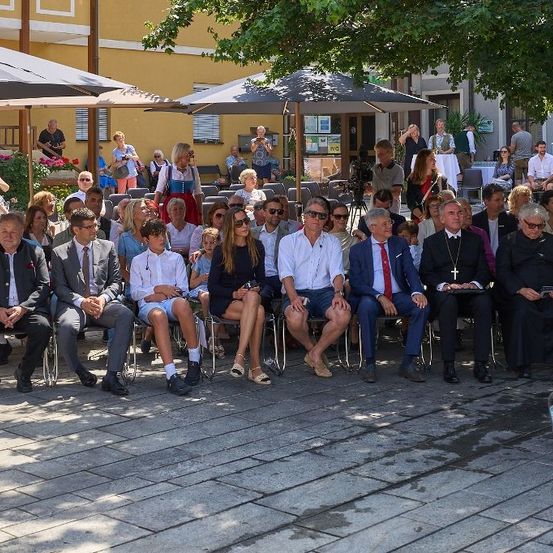 Bild enthält, People, Person, Adult, Male, Man, Crowd, Urban, Footwear, Shoe, Audience