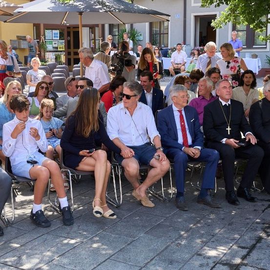 Bild enthält, People, Person, Adult, Male, Man, Female, Woman, Suit, Shoe, Crowd
