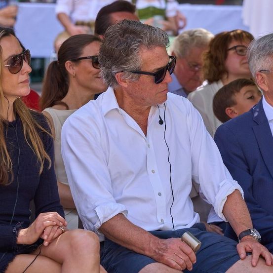 Bild enthält, Sunglasses, Adult, Male, Man, Person, Female, Woman, People, Tie, Suit